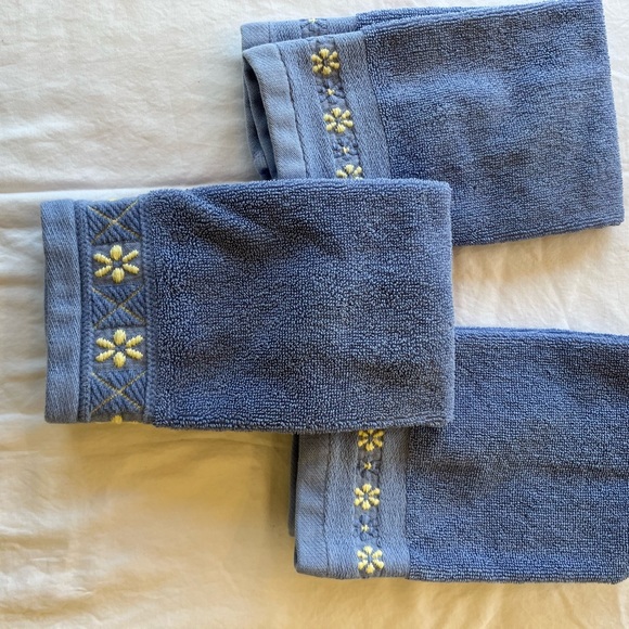 Textyles Set of 3 cornflower blue fingertip towels w daisy trim - Picture 1 of 2